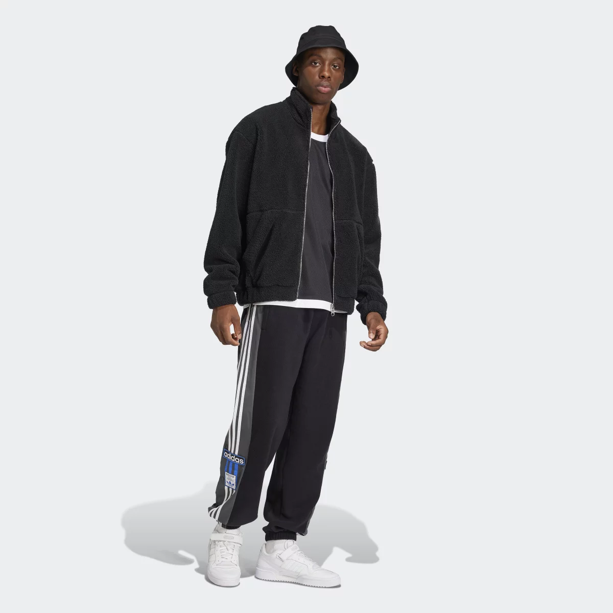 6708e68723e05IW0983_6_APPAREL_On_Model_Walking_View_grey
