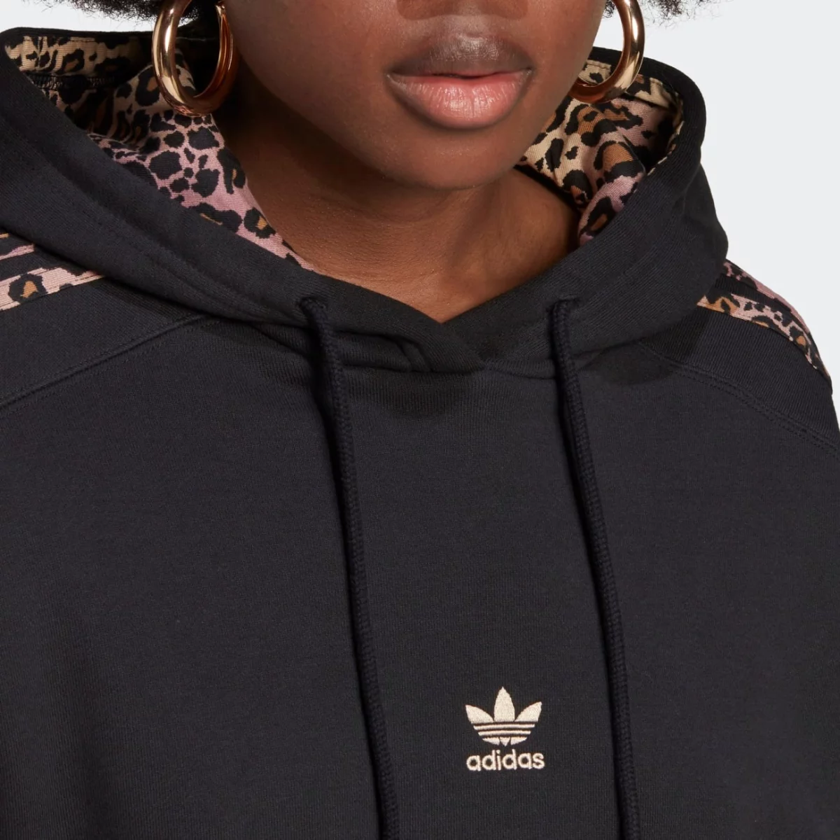 hk5184_7_apparel_on-model_detail-view-1_grey-huge-665794a986f46