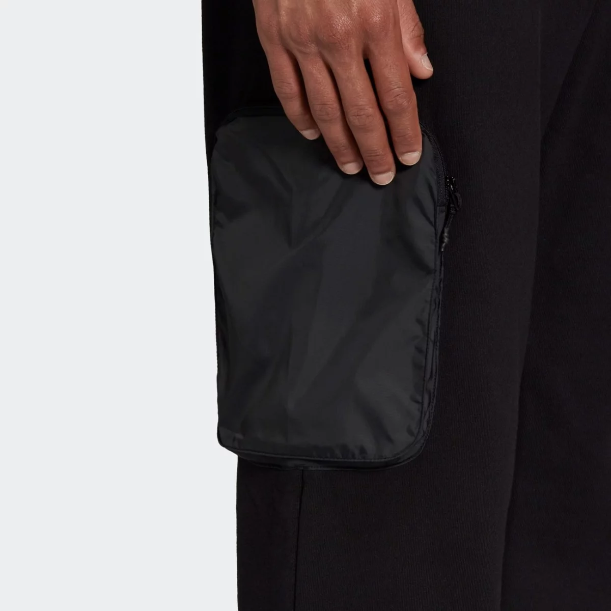 h11485_app_on-model_detail-1_gradient-huge-665763af72672