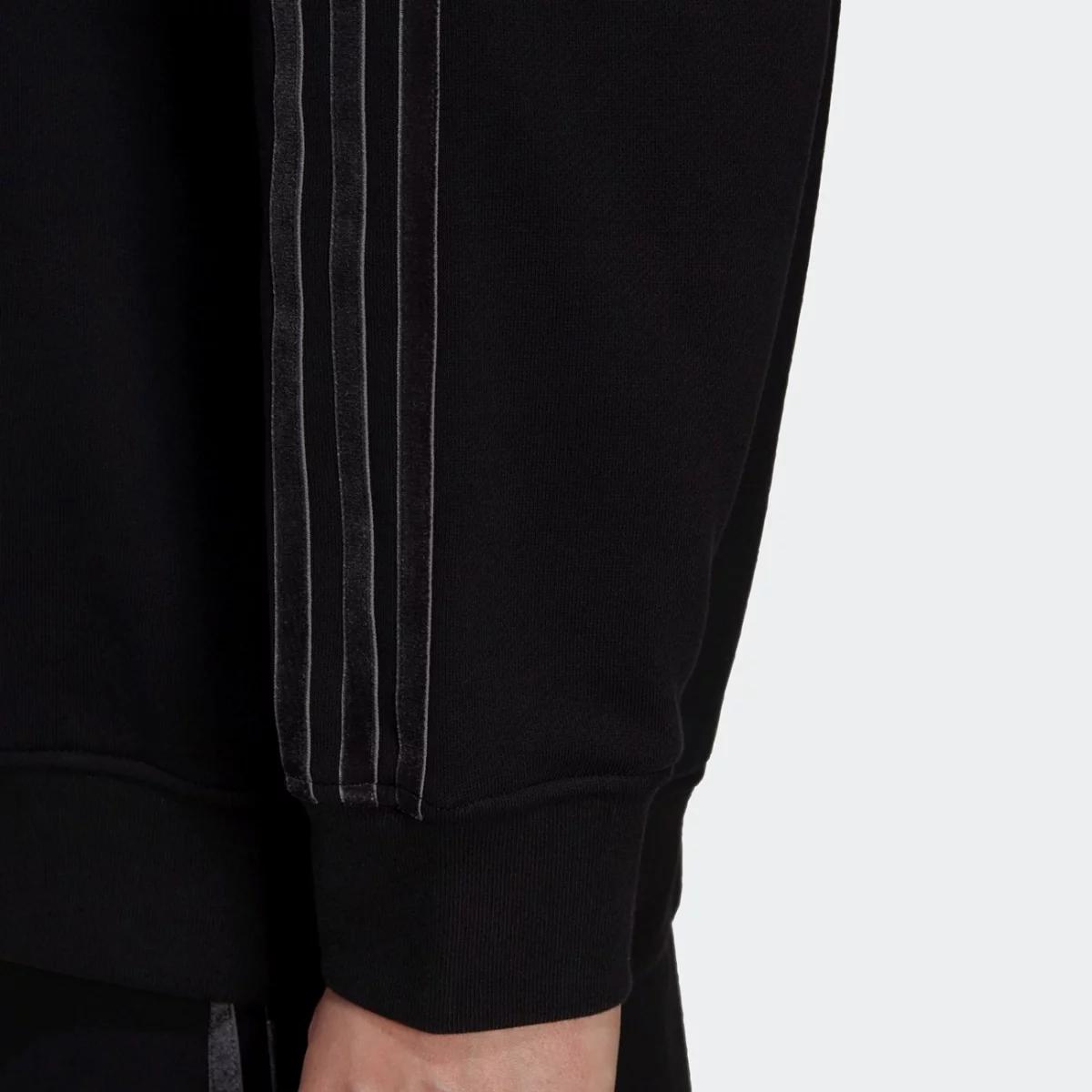 h18039_app_on-model_detail-2_gradient-huge-6657618481ce1