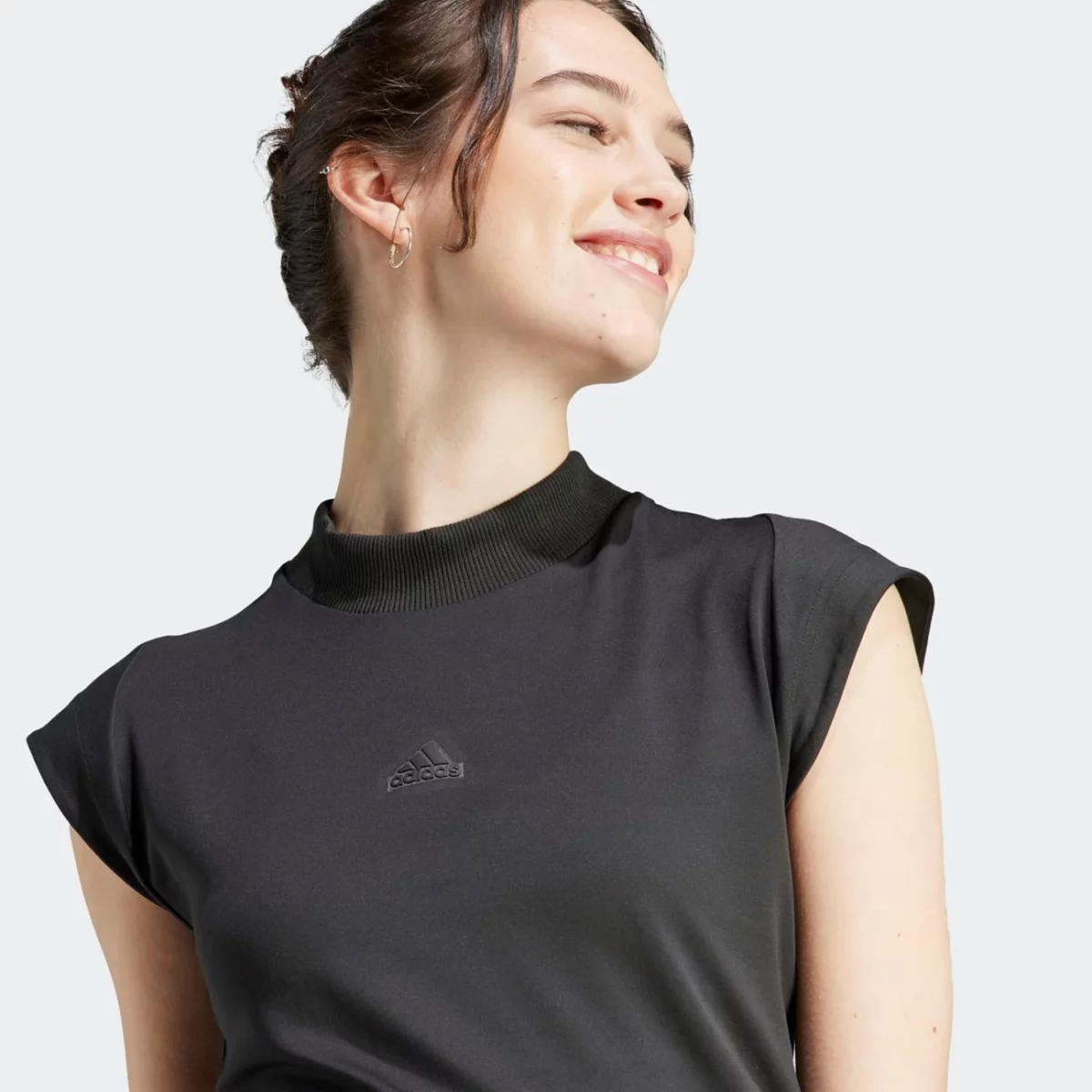 hz2869_7_apparel_on-model_detail-view-1_grey-huge-6657a77b5c44d