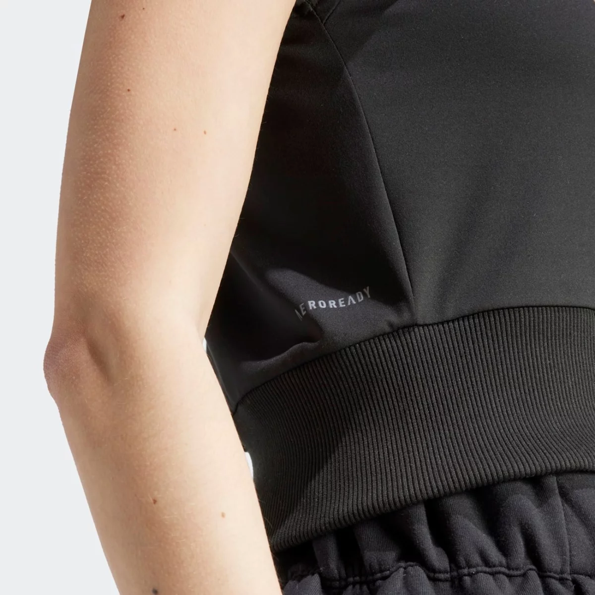 hz2869_8_apparel_on-model_detail-view-2_grey-huge-6657a77ce860b