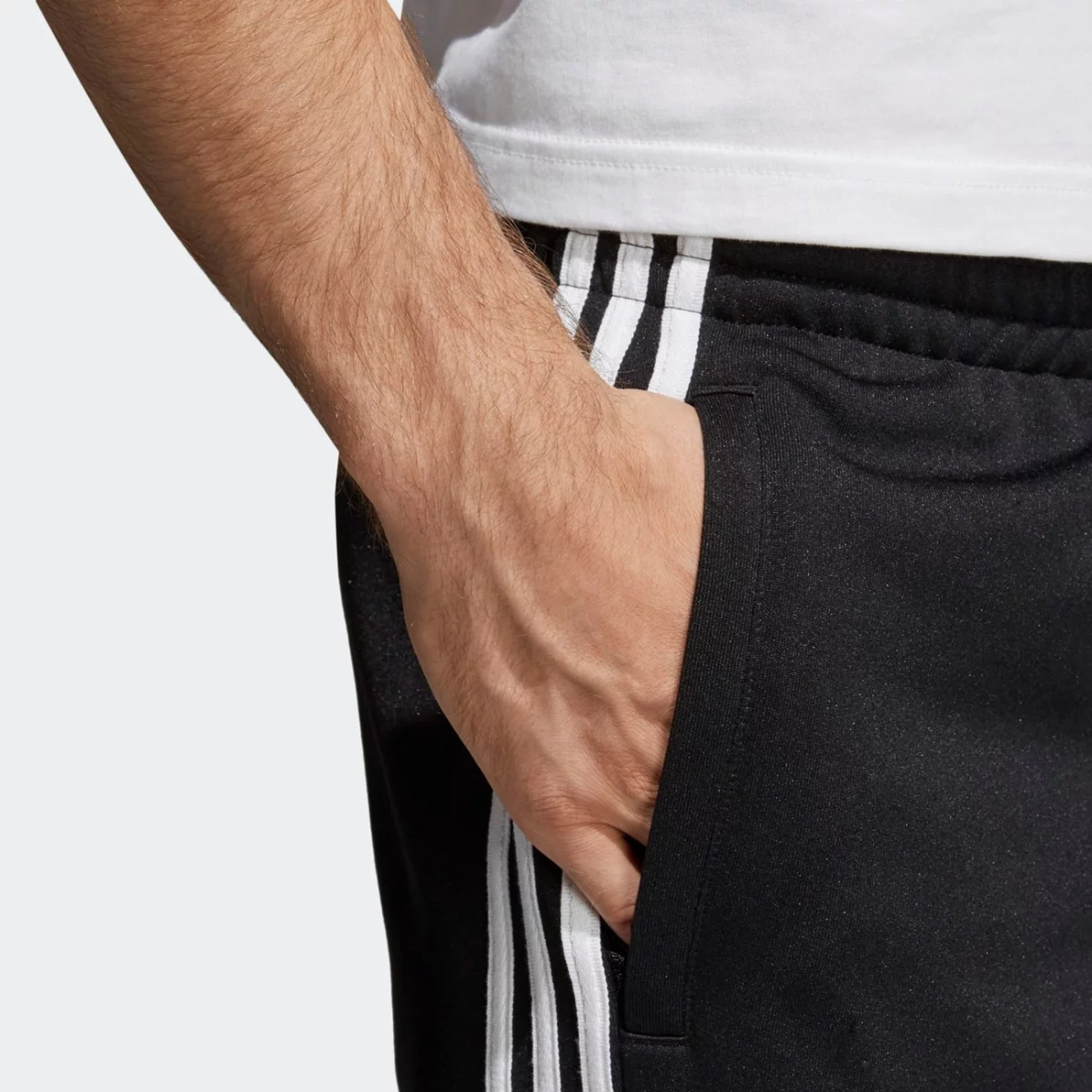cw1275_app_on-model_detail-2_gradient-huge-665734e04477b