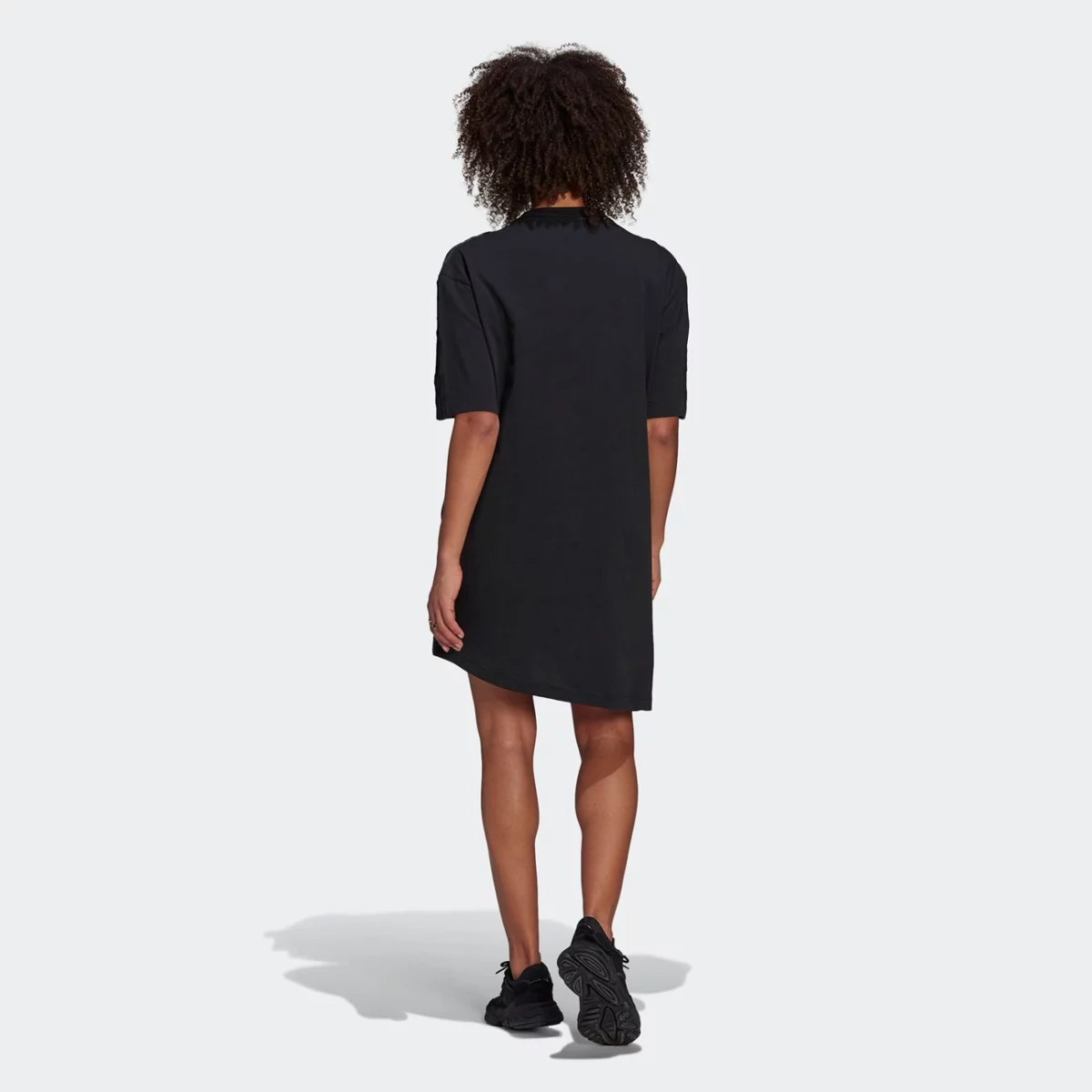 gn3165_app_on-model_back_gradient-huge-665756af65ce2