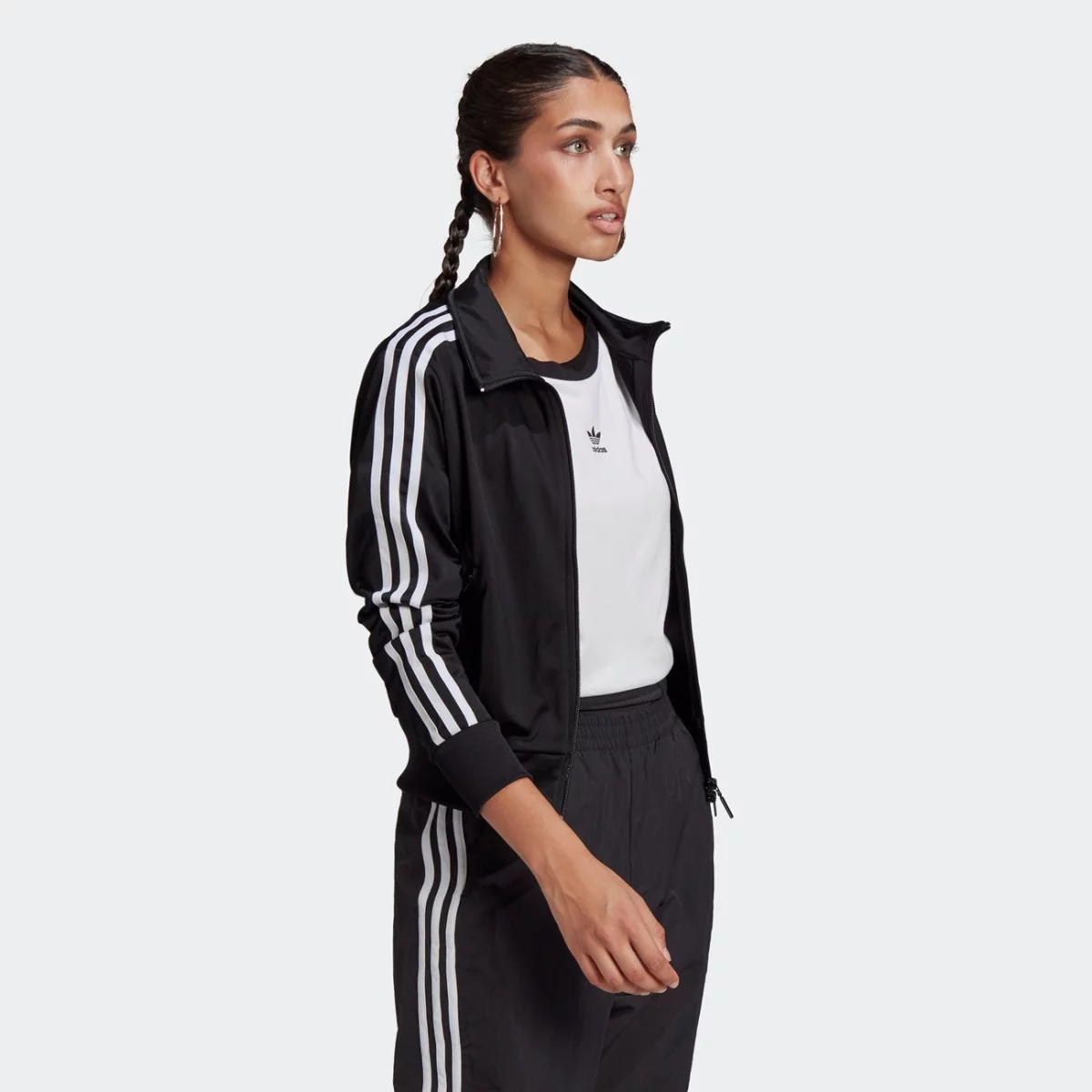 gn2817_app_on-model_walking_gradient-huge-66577819727a5