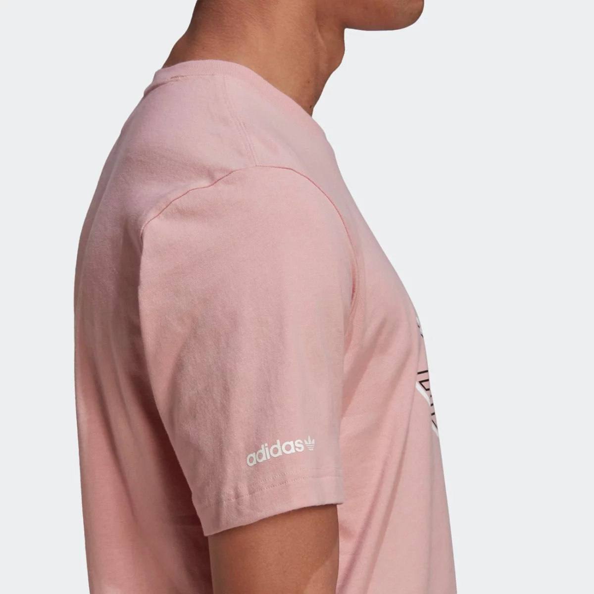 he4681_app_on-model_detail-2_gradient-huge-66577657a0ce2