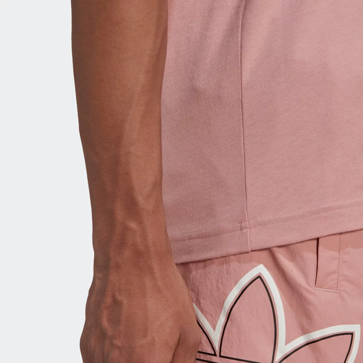 he4681_app_on-model_detail-3_gradient-huge-66577655be53b