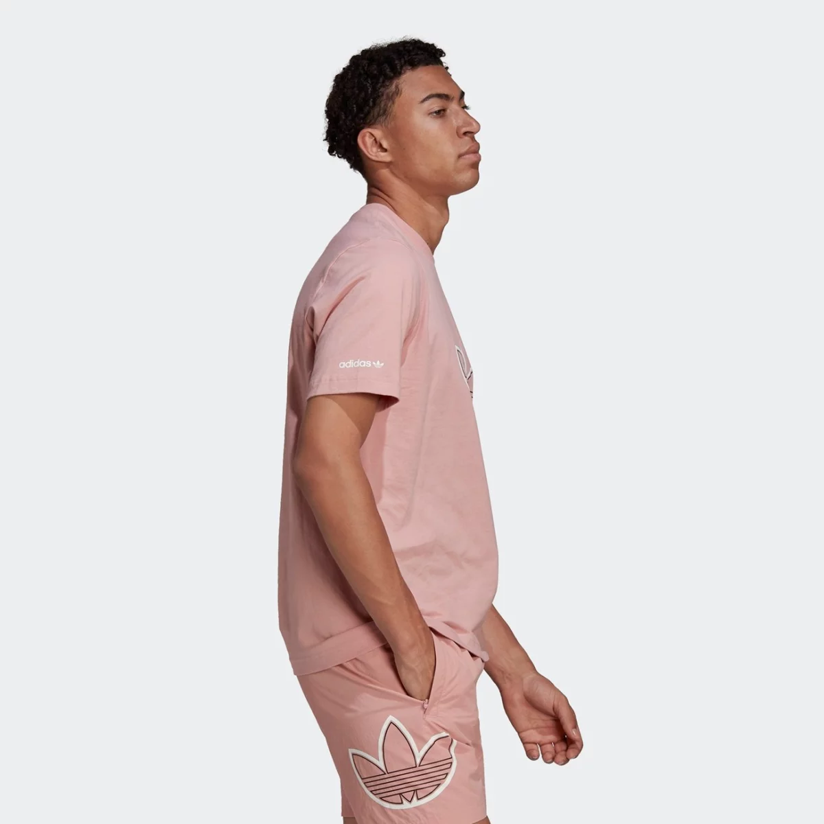 he4681_app_on-model_walking_gradient-huge-665776517960a