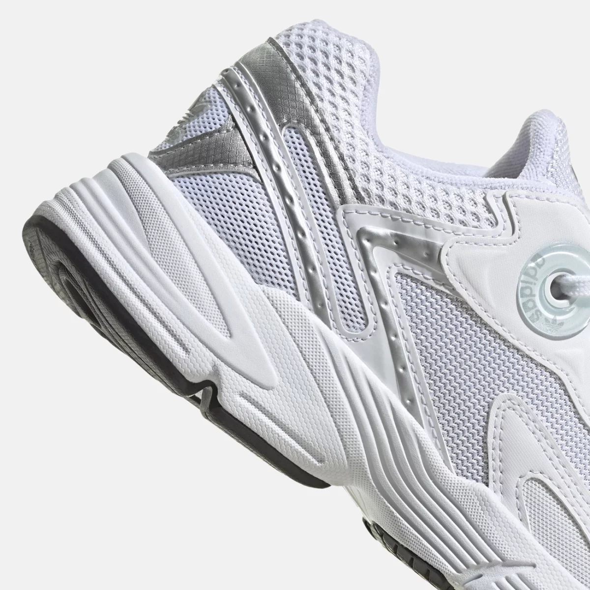 gy5565_9_footwear_photography_detail-view-2_transparent-huge-665806737ee34