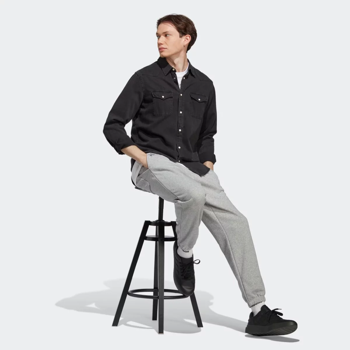 0_0002_ic9773_5_apparel_on-model_walking-view_grey-huge-6657a0bb9d8a6