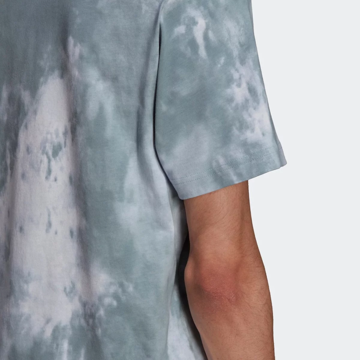 he9448_app_on-model_detail-2_gradient-huge-665776fe40034