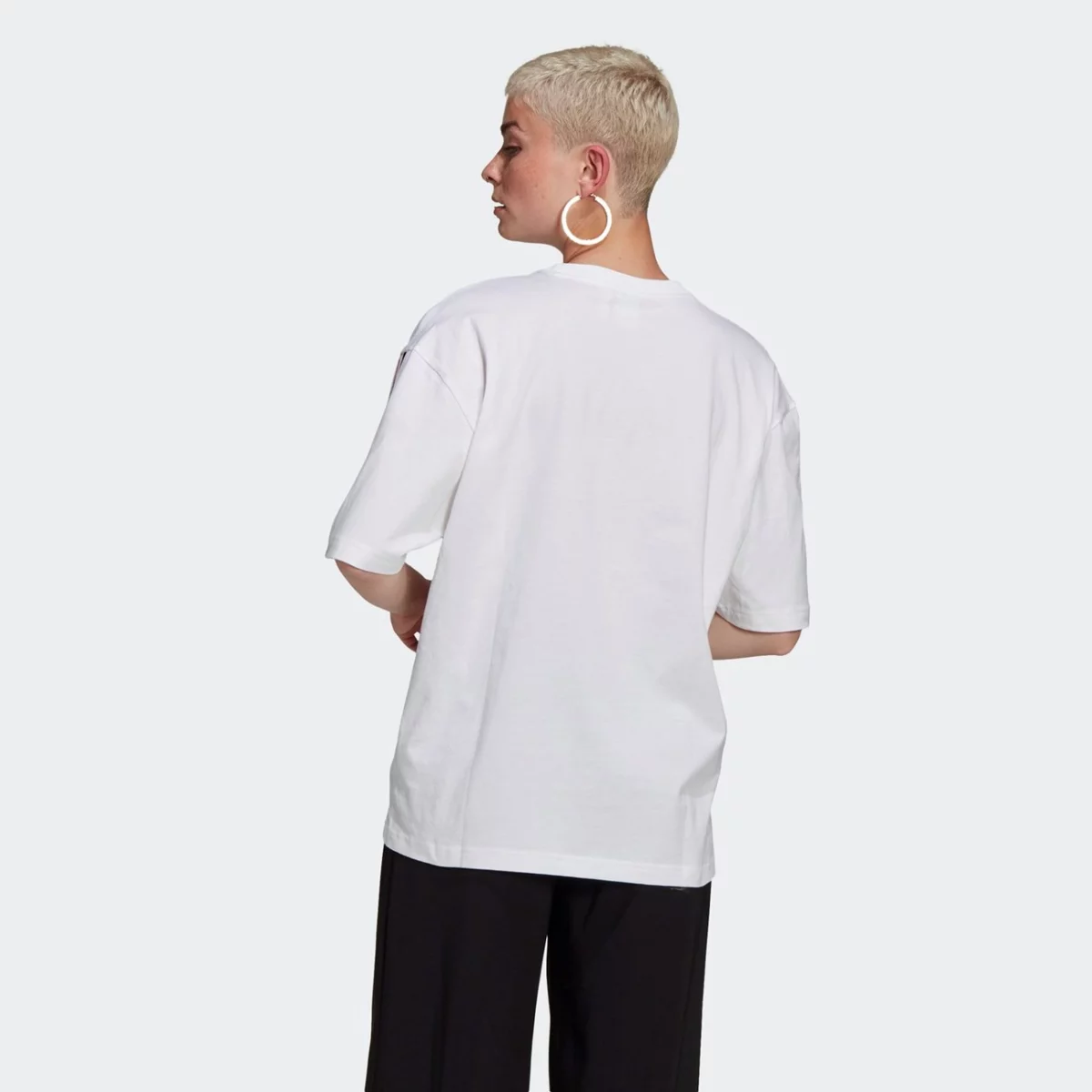 gn2870_app_on-model_back_gradient-huge-6657554d3d156