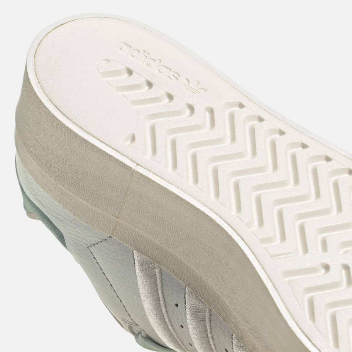 gx4352_10_footwear_photography_detail-view-3_transparent-huge-6658209091baa