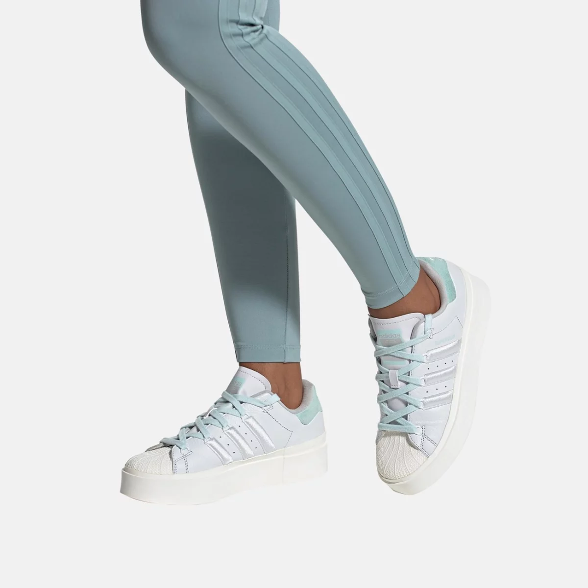 gx4352_11_footwear_on-model_front-view_transparent-huge-6658208bbb620