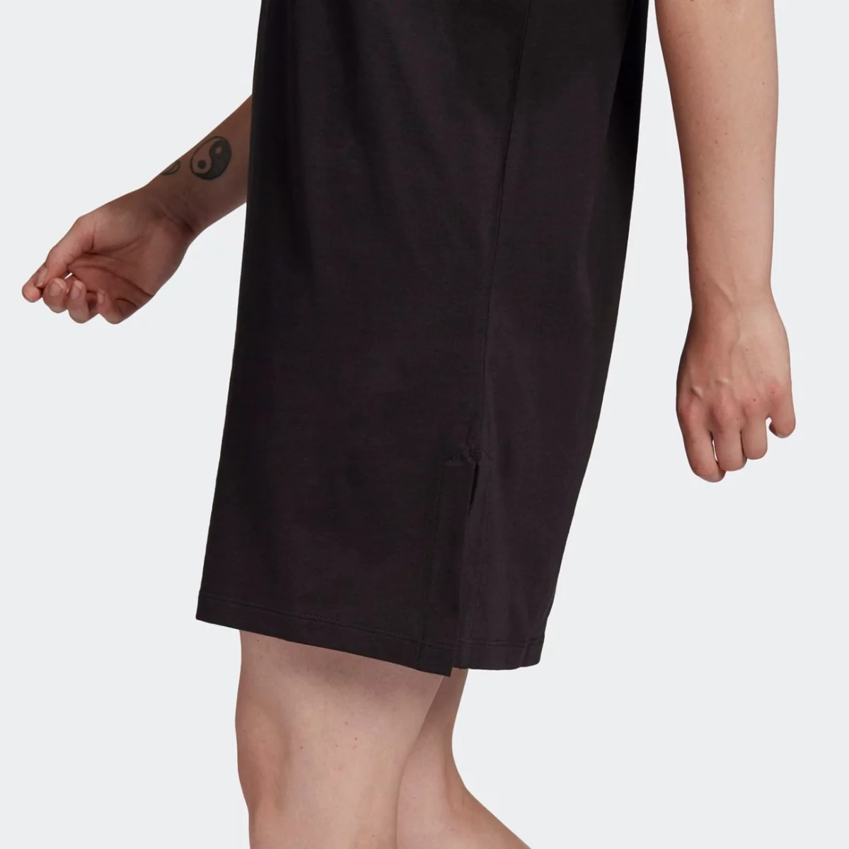 gn2777_app_on-model_detail-2_gradient-huge-66575592f0416