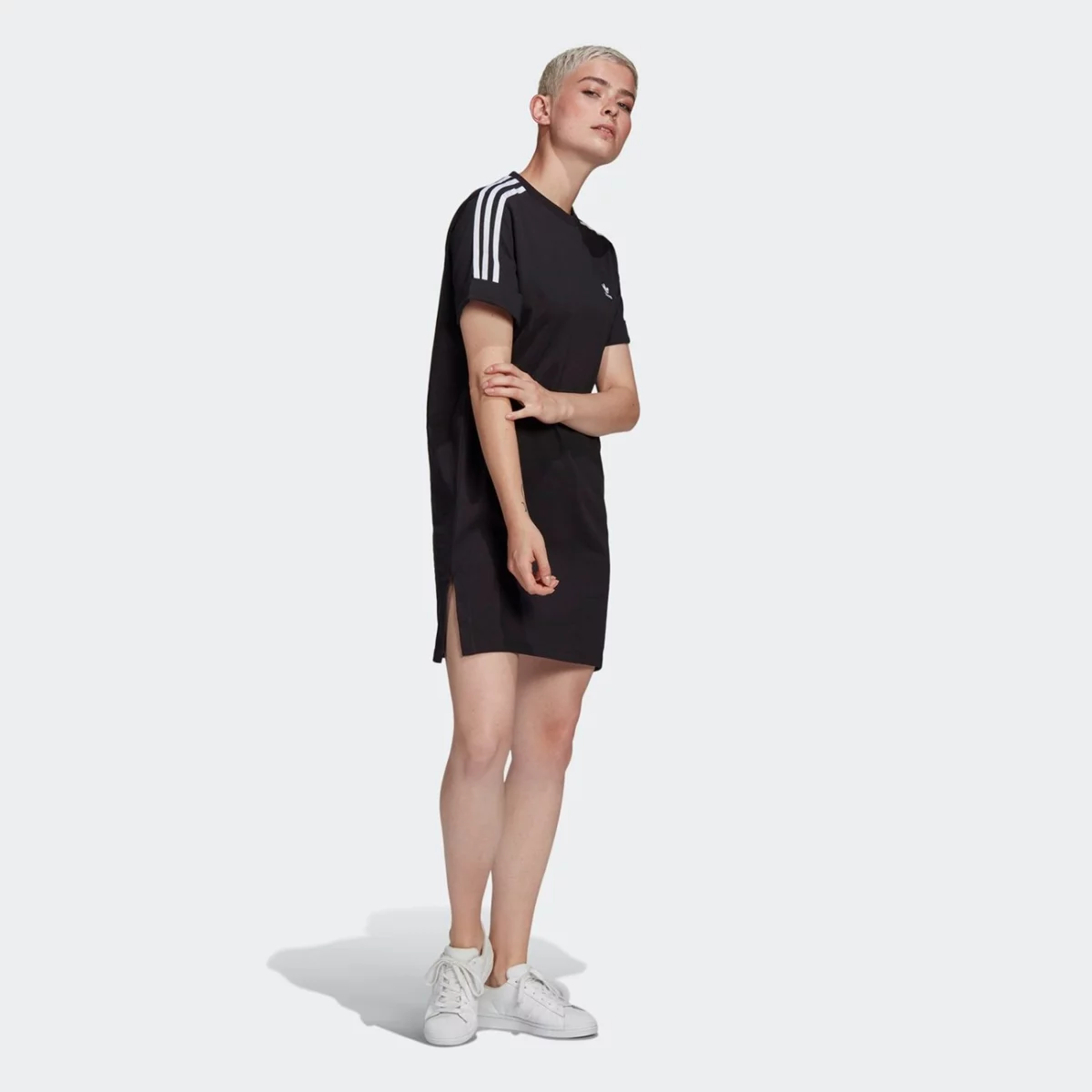 gn2777_app_on-model_walking_gradient-huge-66575598eecc4