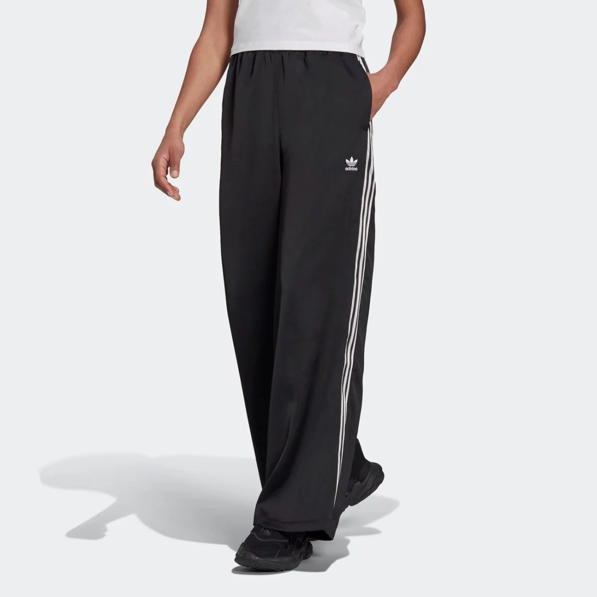 h37822_app_on-model_standard_gradient-huge-6657649de9922