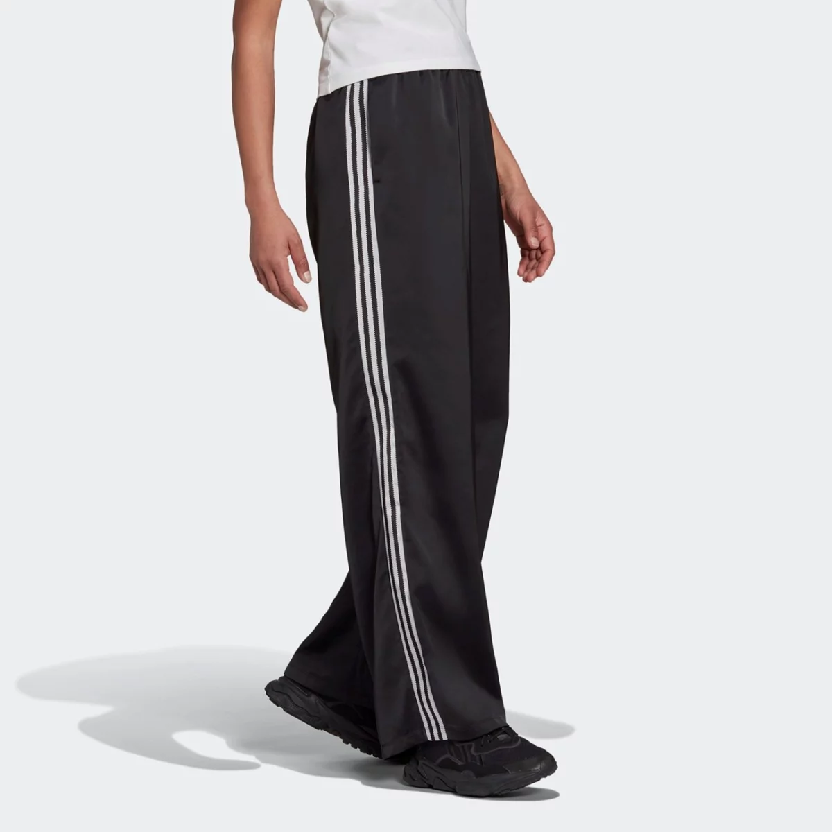 h37822_app_on-model_walking_gradient-huge-665764978bd7e
