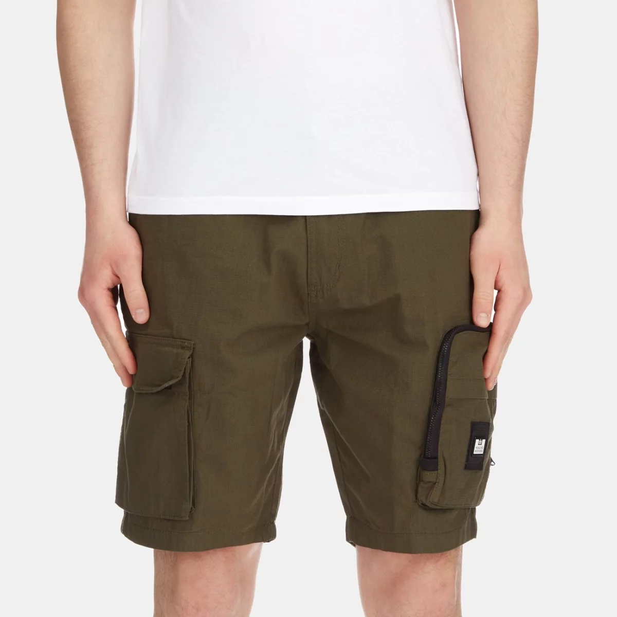 ss21_stss21_09_grace-bay_dark-army_model_front-huge-6657603f9b4fb