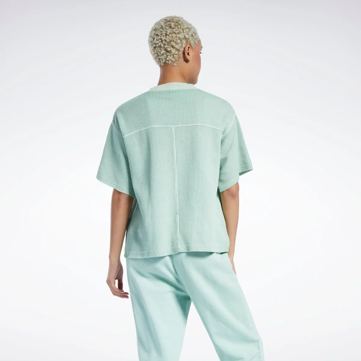 h49290_app_on-model_back_gradient-huge-6657786ee0cac