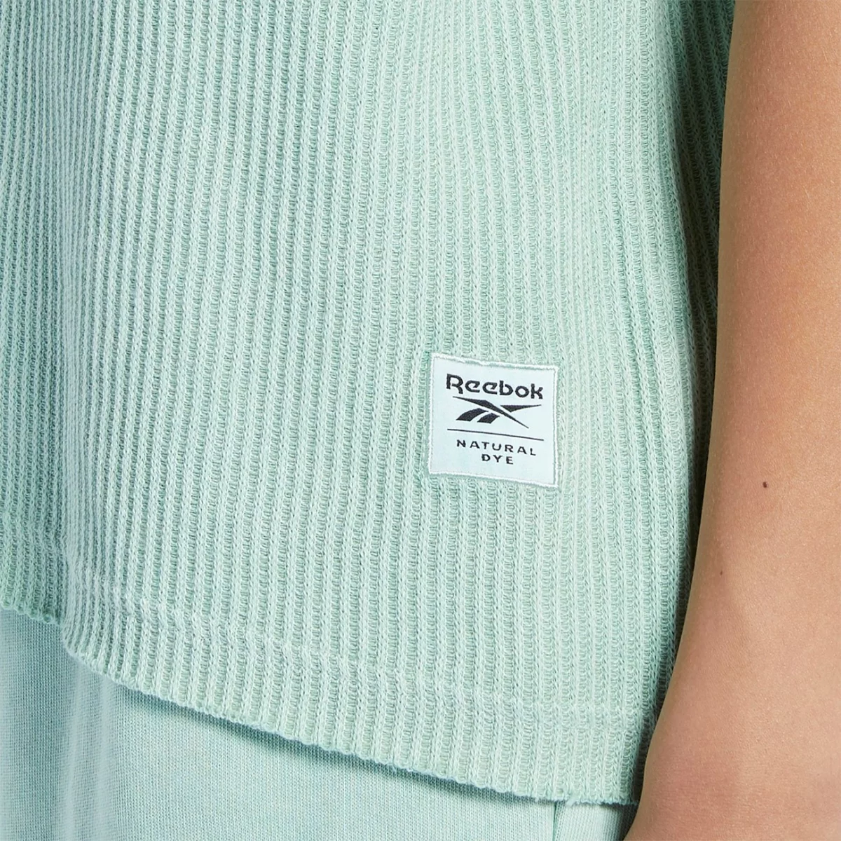 h49290_app_on-model_detail-1_gradient-huge-66577871d5a59