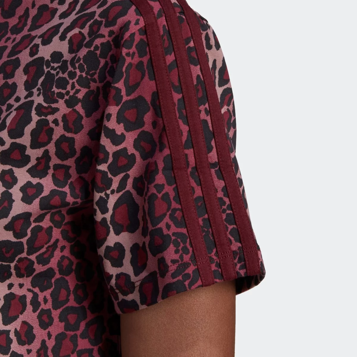 hk5183_8_apparel_on-model_detail-view-2_grey-huge-665794aef243d