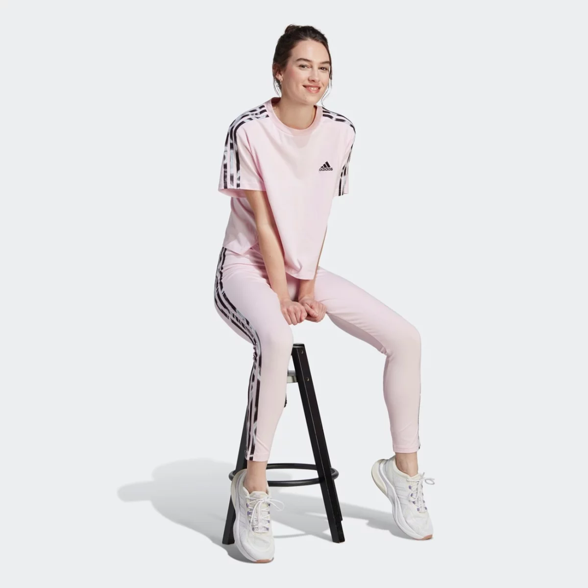 il5870_6_apparel_on-model_walking-view_grey-huge-6657a6a6cf4cb