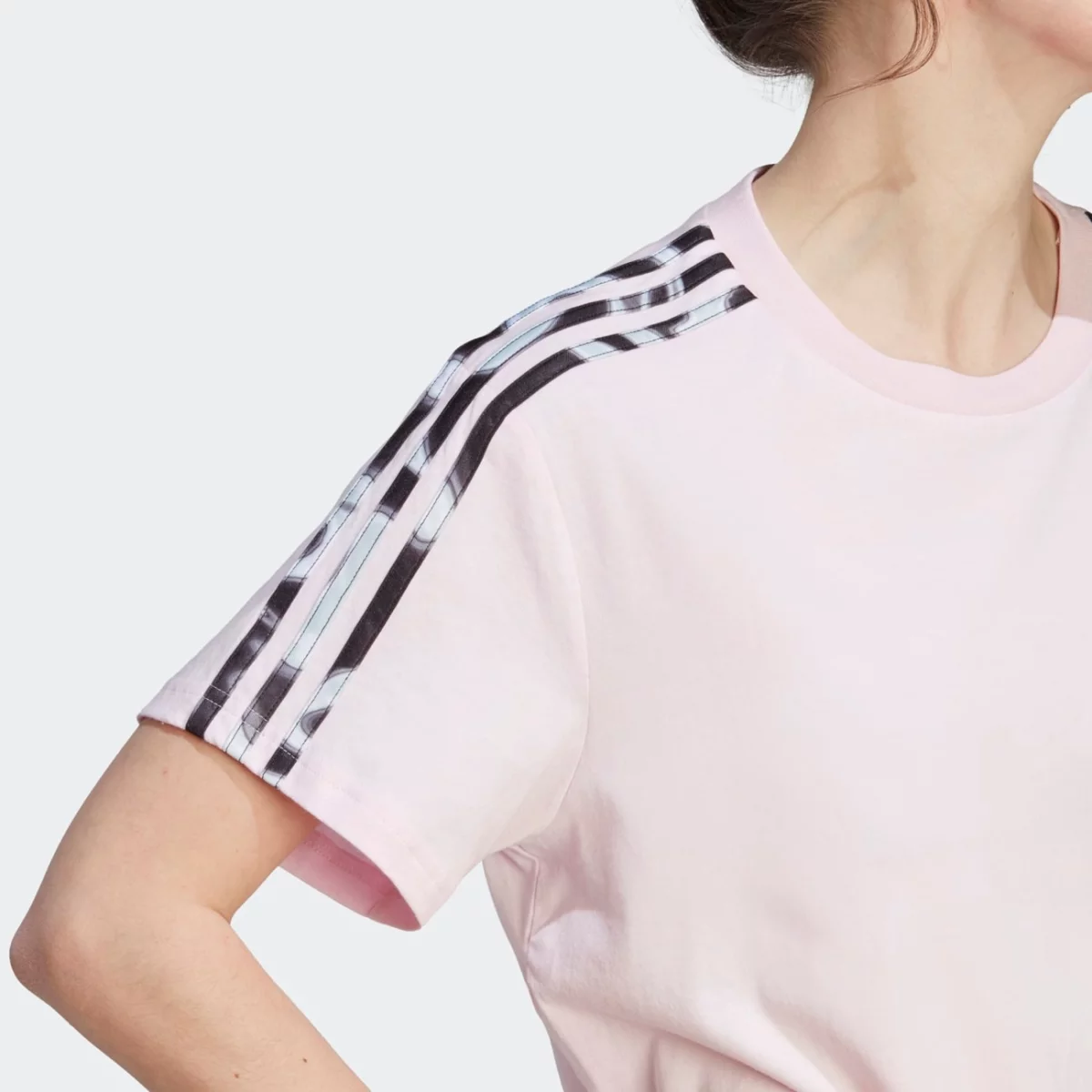 il5870_8_apparel_on-model_detail-view-2_grey-huge-6657a6a9c7ed0