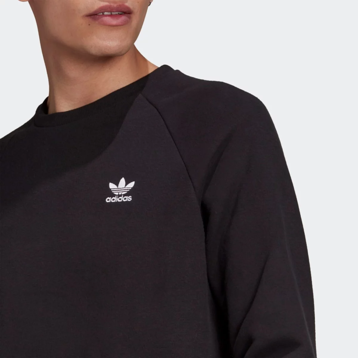 h34645_7_apparel_on-model_detail-view-1_grey-huge-665794396a2a6