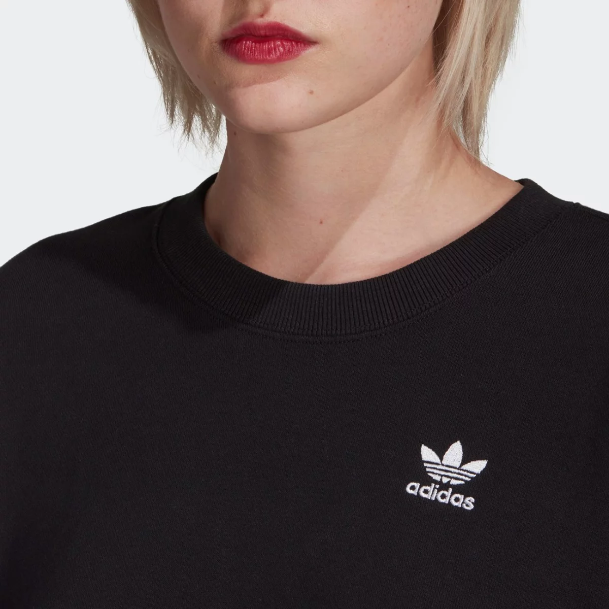 hc2064_app_on-model_detail-1_gradient-huge-665779f1c70c8