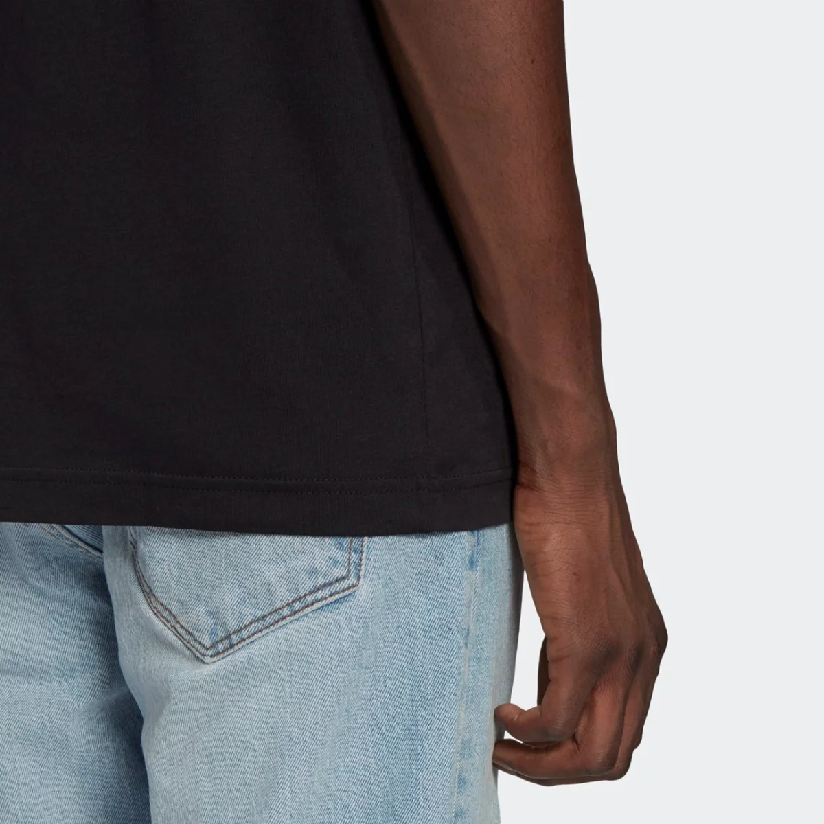 gn3416_app_on-model_detail-2_gradient-huge-665753de4093a