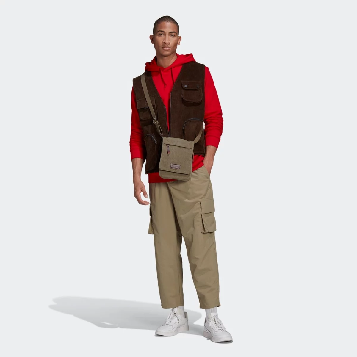gn3389_app_on-model_walking_gradient-huge-6657560757a2e
