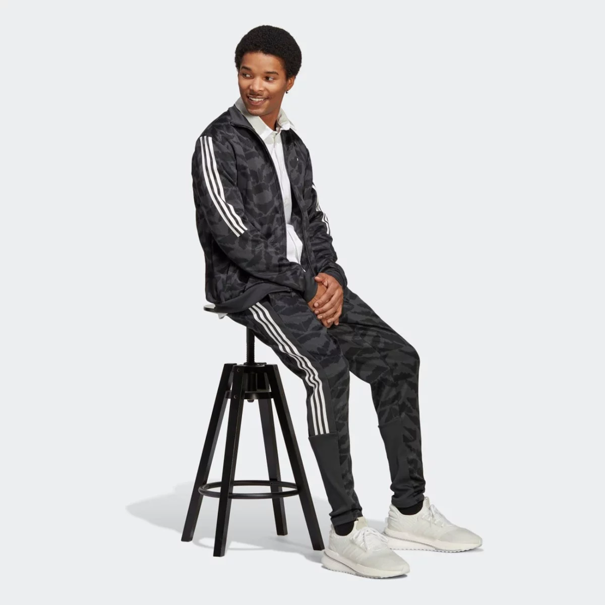 0_0062_ib8383_5_apparel_on-model_walking-view_grey-huge-6657a0005f495