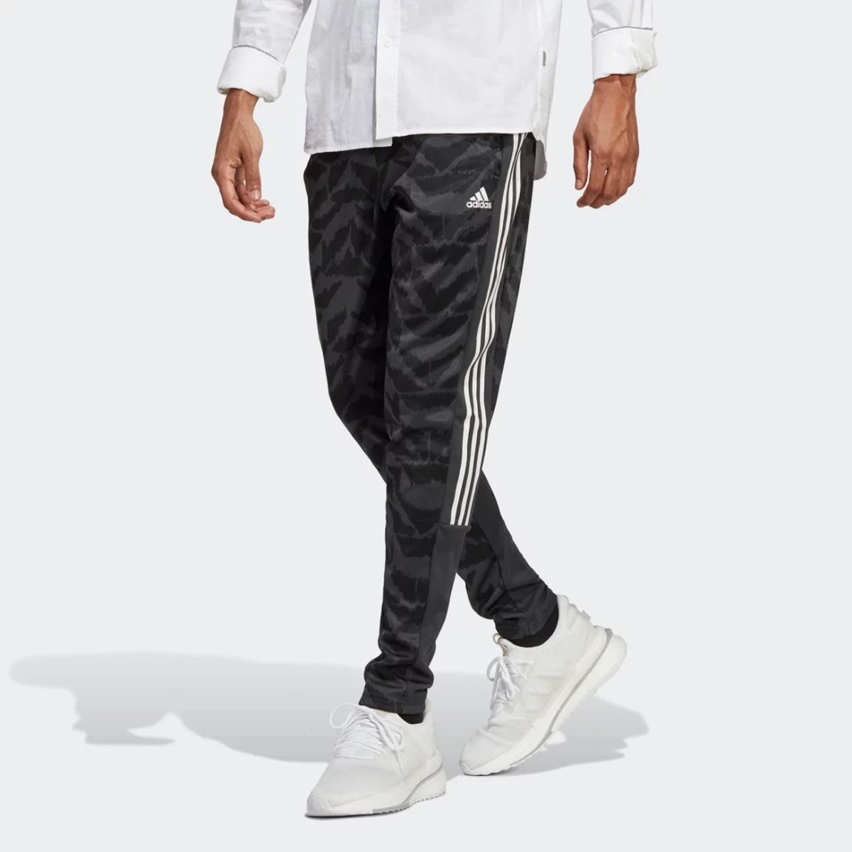 0_0064_ib8383_3_apparel_on-model_standard-view_grey-huge-6657a003336fd