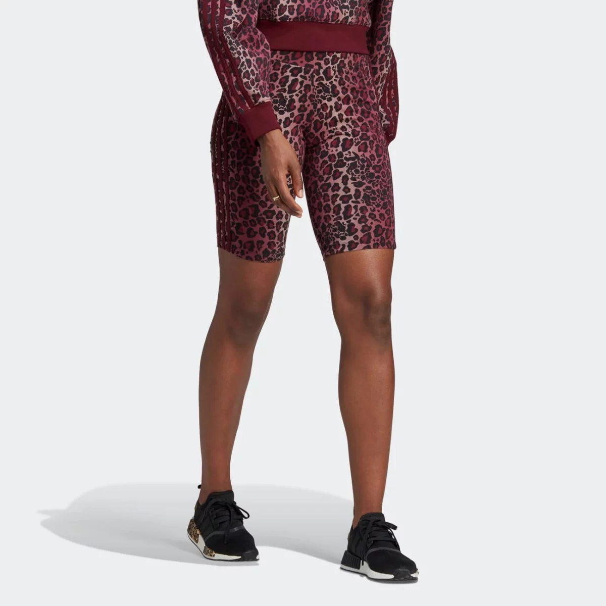 hk5192_3_apparel_on-model_standard-view_grey-huge-665792e633739