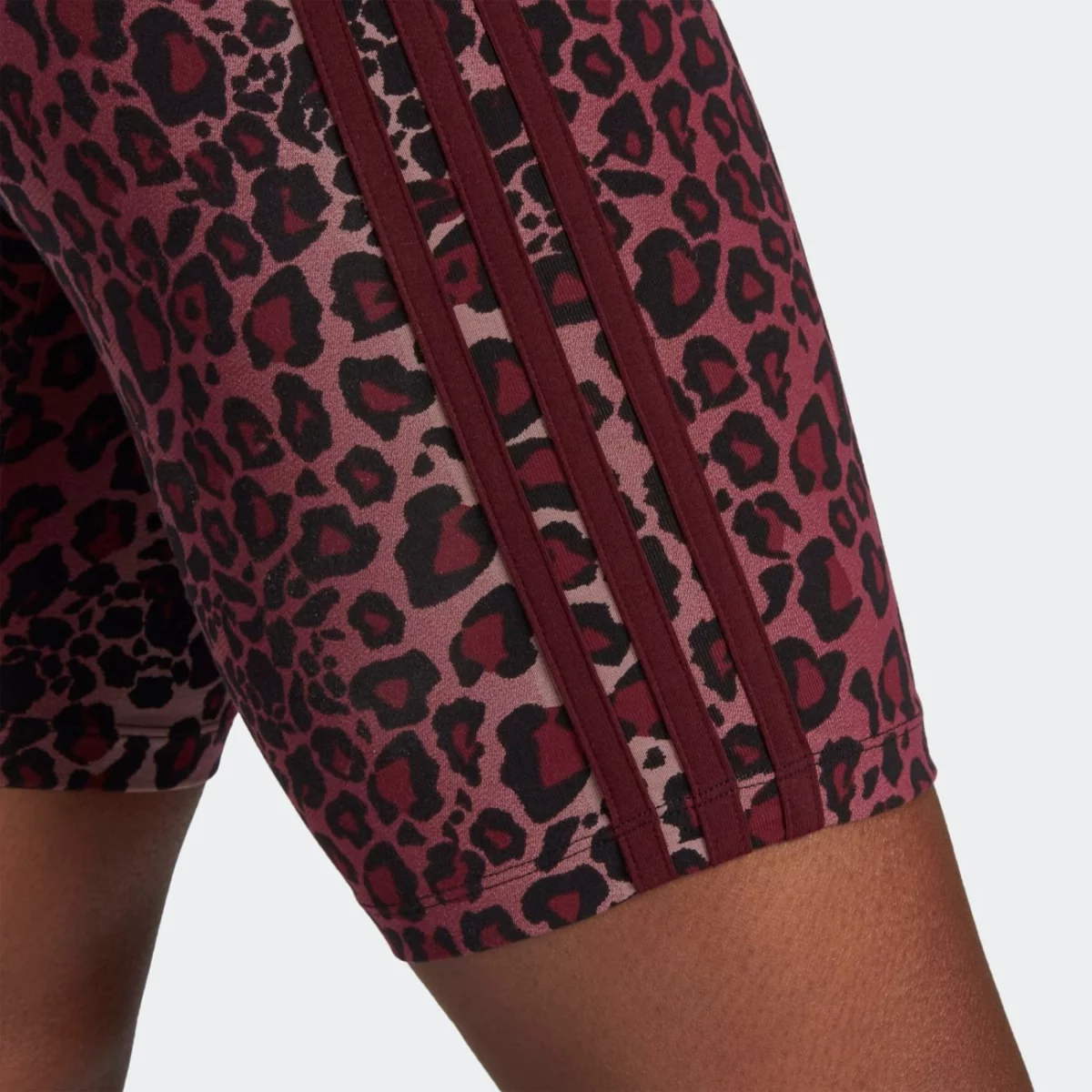 hk5192_7_apparel_on-model_detail-view-2_grey-huge-665792e7c8ce2