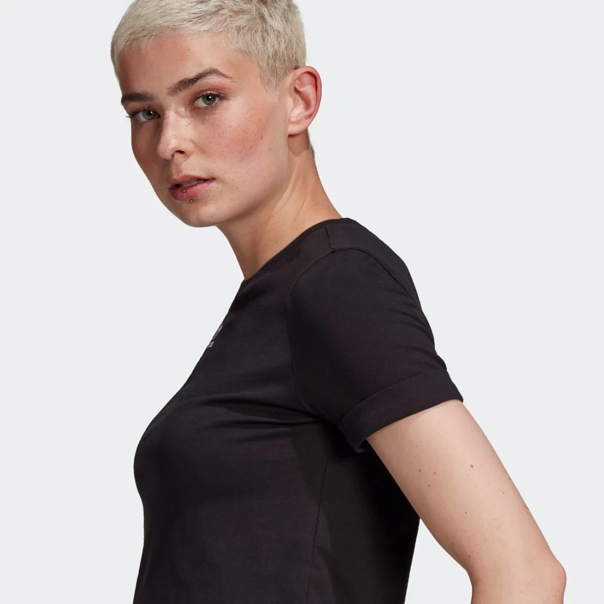 gn2802_app_on-model_detail-2_gradient-huge-6657558cb7249