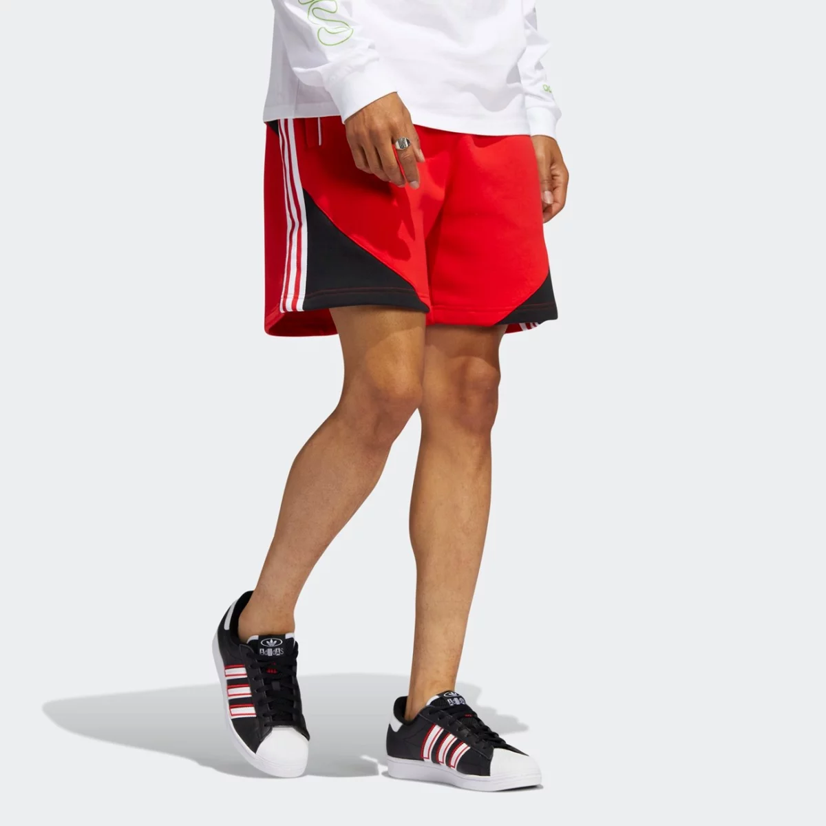 hc2092_app_on-model_walking_gradient-huge-66577a2084535