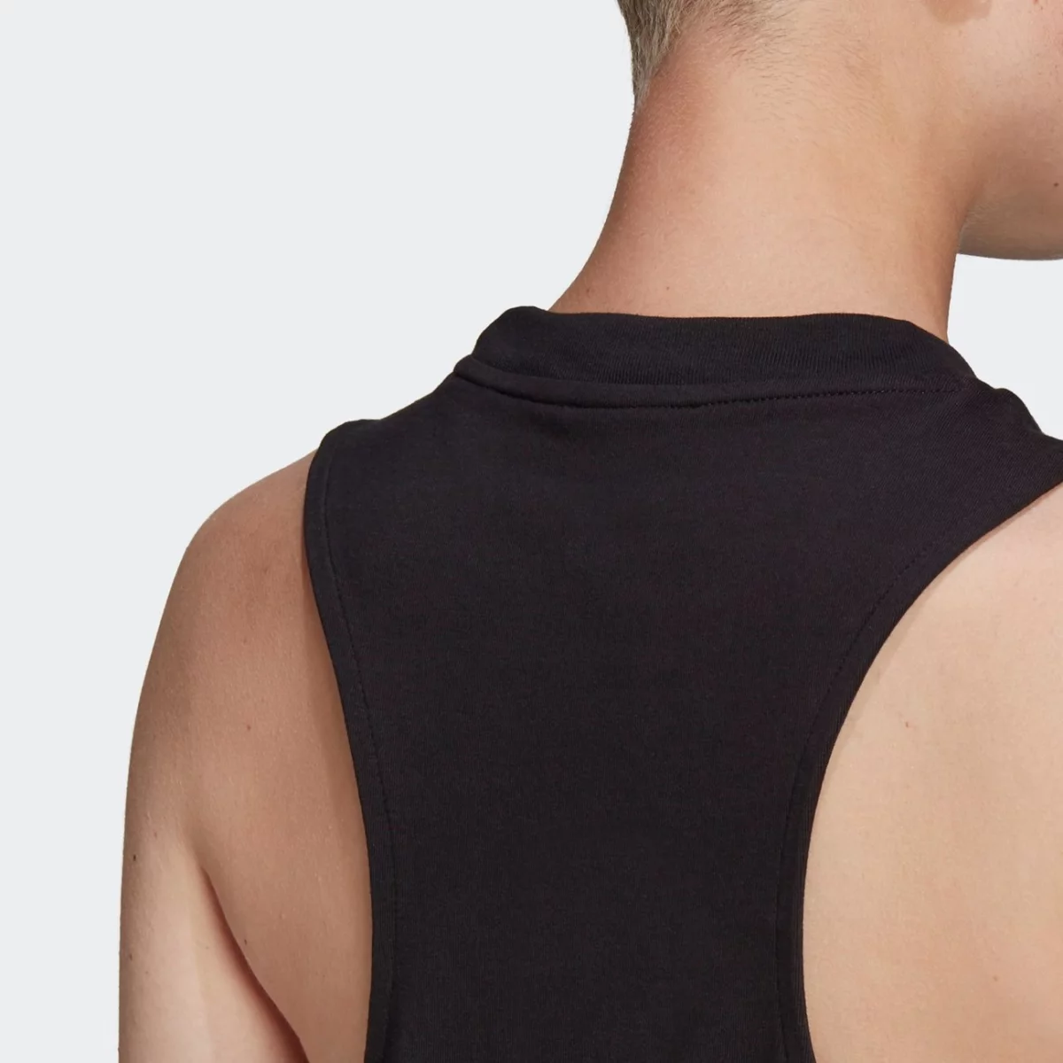 gn2884_app_on-model_detail-2_gradient-huge-6657553321e2e