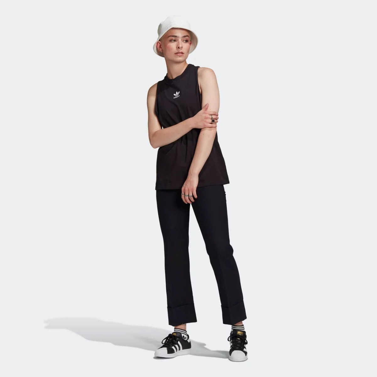 gn2884_app_on-model_walking_gradient-huge-66575537d9e69