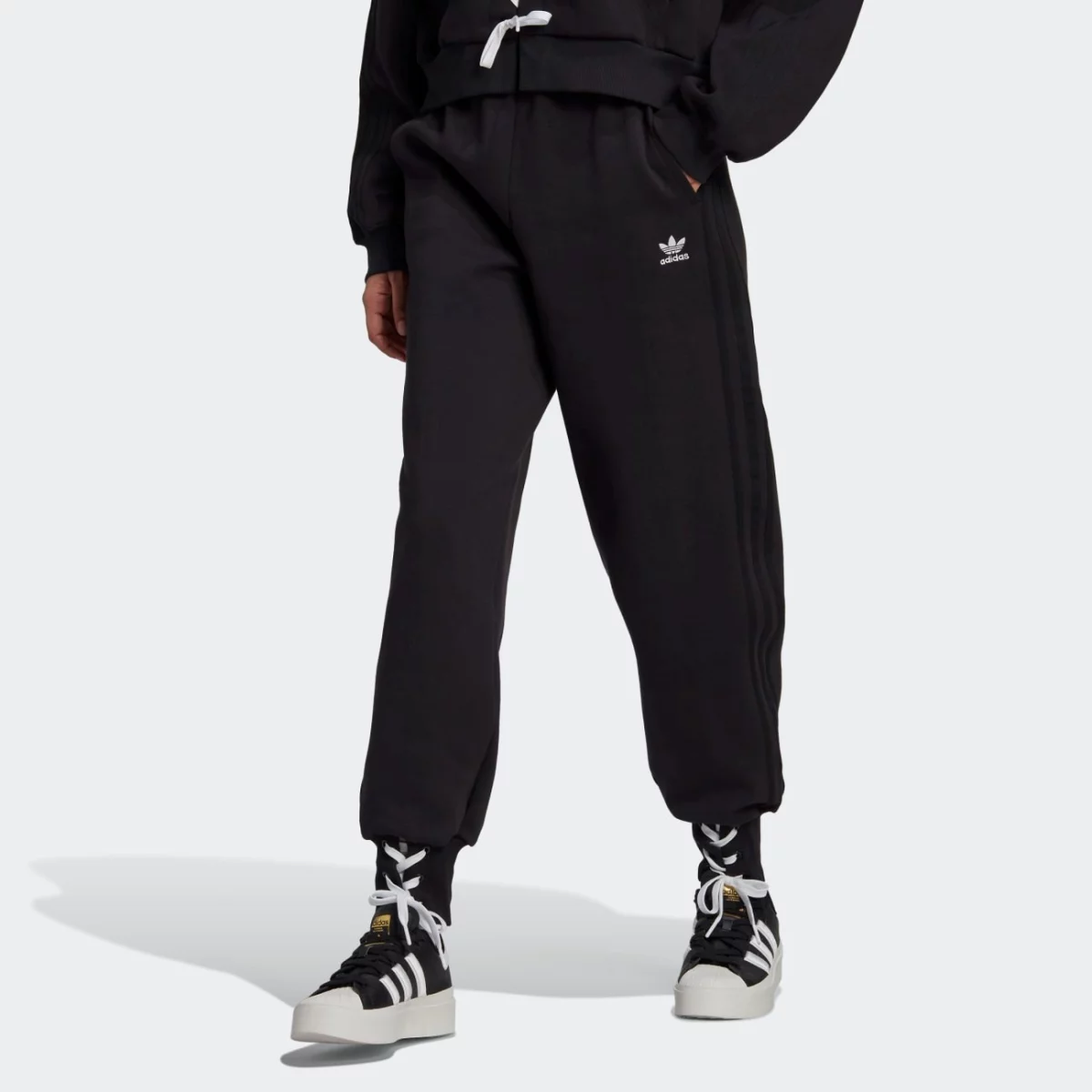 hk5064_3_apparel_on-model_standard-view_grey-huge-665794edbb523