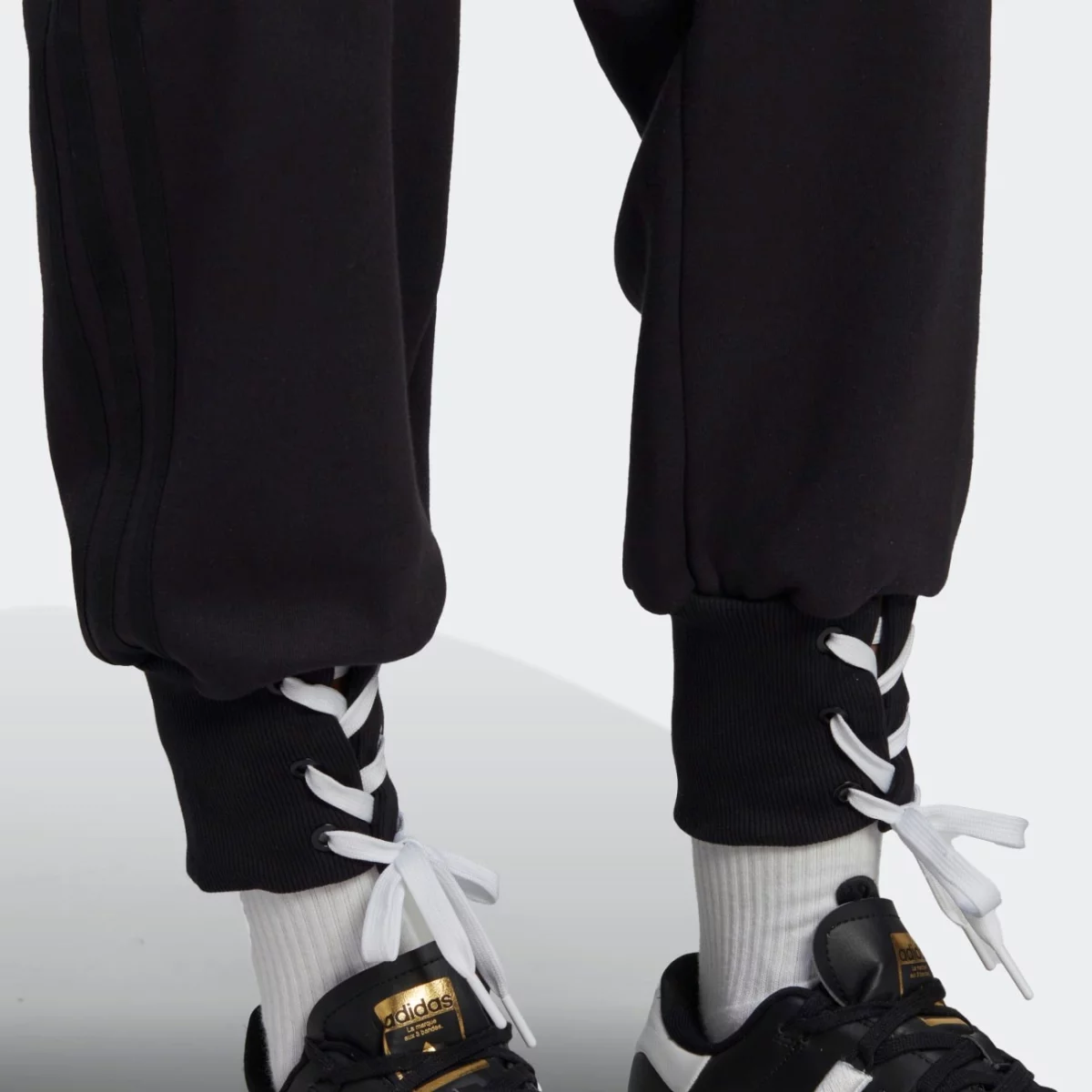 hk5064_6_apparel_on-model_detail-view-1_grey-huge-665794f1b8056