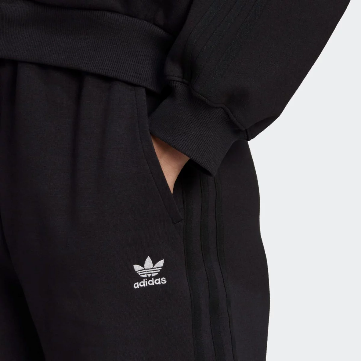 hk5064_7_apparel_on-model_detail-view-2_grey-huge-665794f33810b