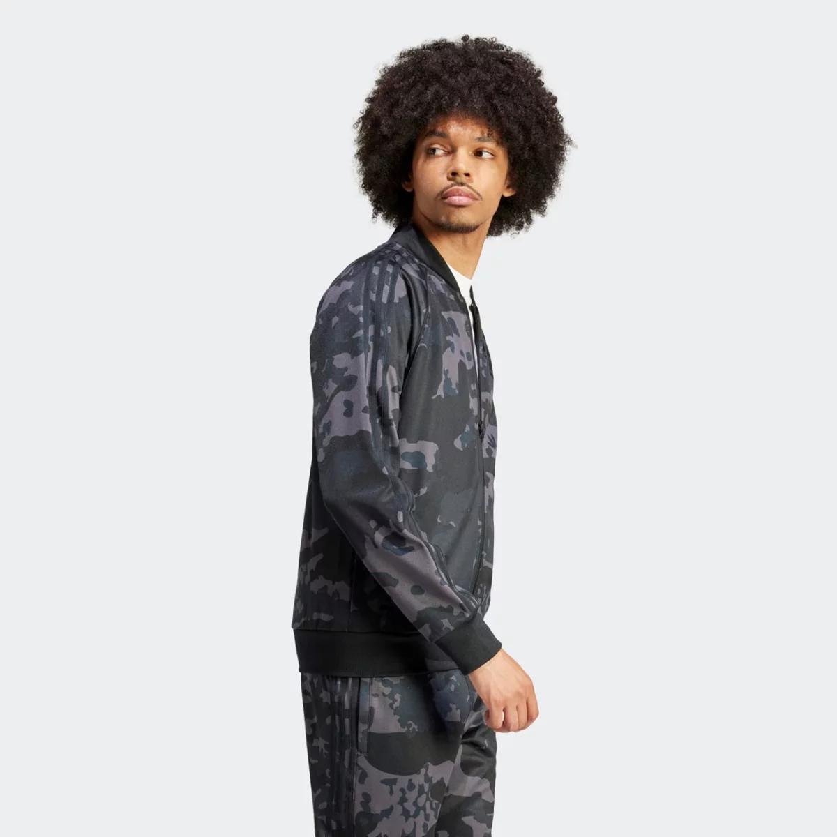 is0252_6_apparel_on-model_walking-view_grey-huge-6657b16d1d009