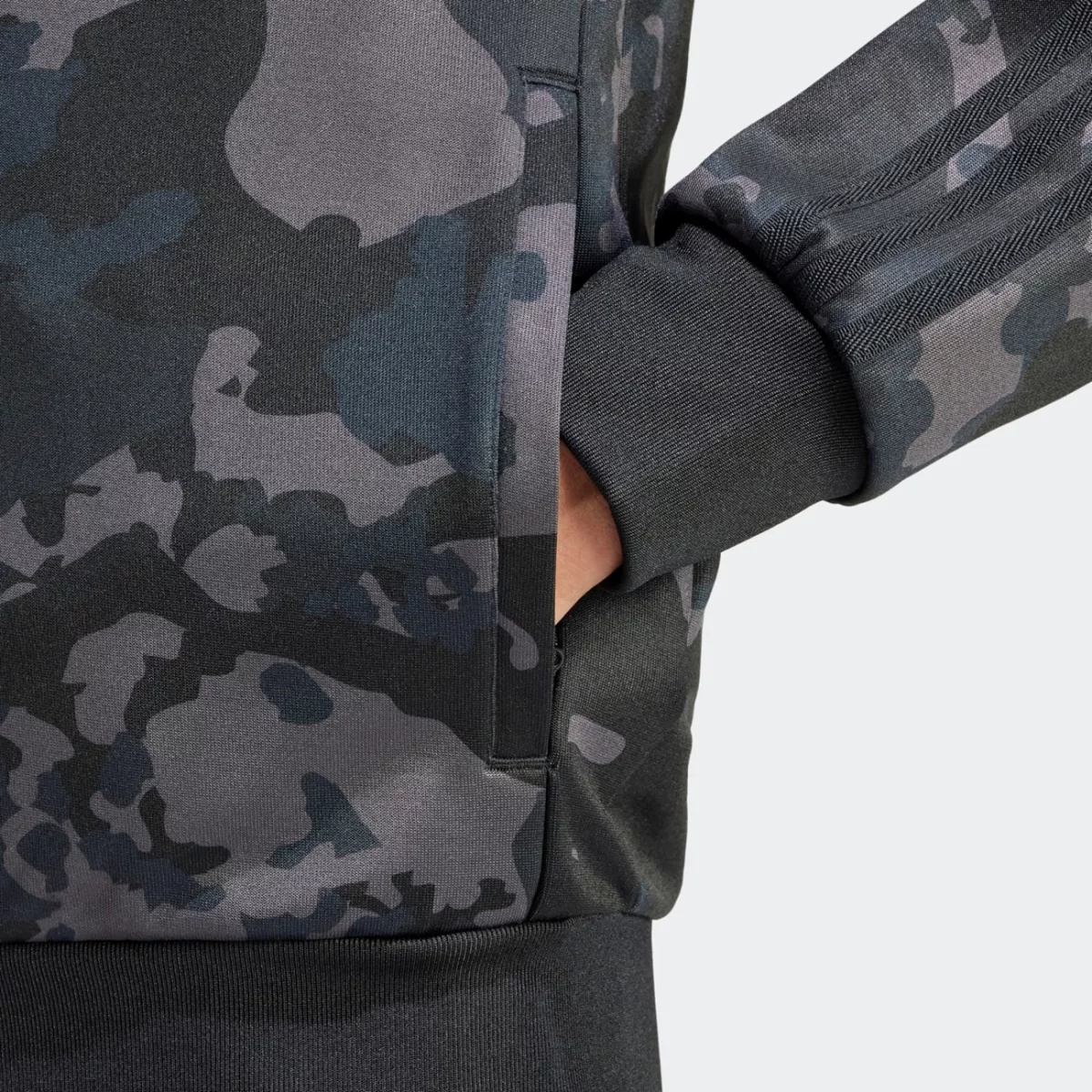is0252_7_apparel_on-model_detail-view-1_grey-huge-6657b1707b62d
