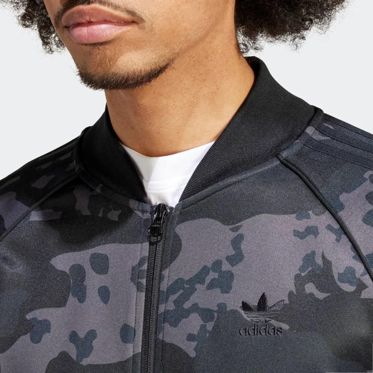 is0252_8_apparel_on-model_detail-view-2_grey-huge-6657b16e69a6f