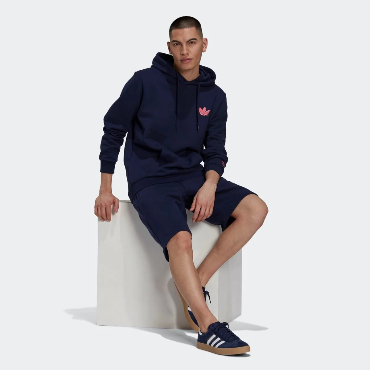h13445_app_on-model_walking_gradient-huge-66576378190c9