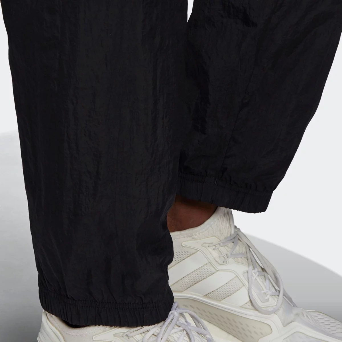 h37738_app_on-model_detail-2_gradient-huge-66576542681ae