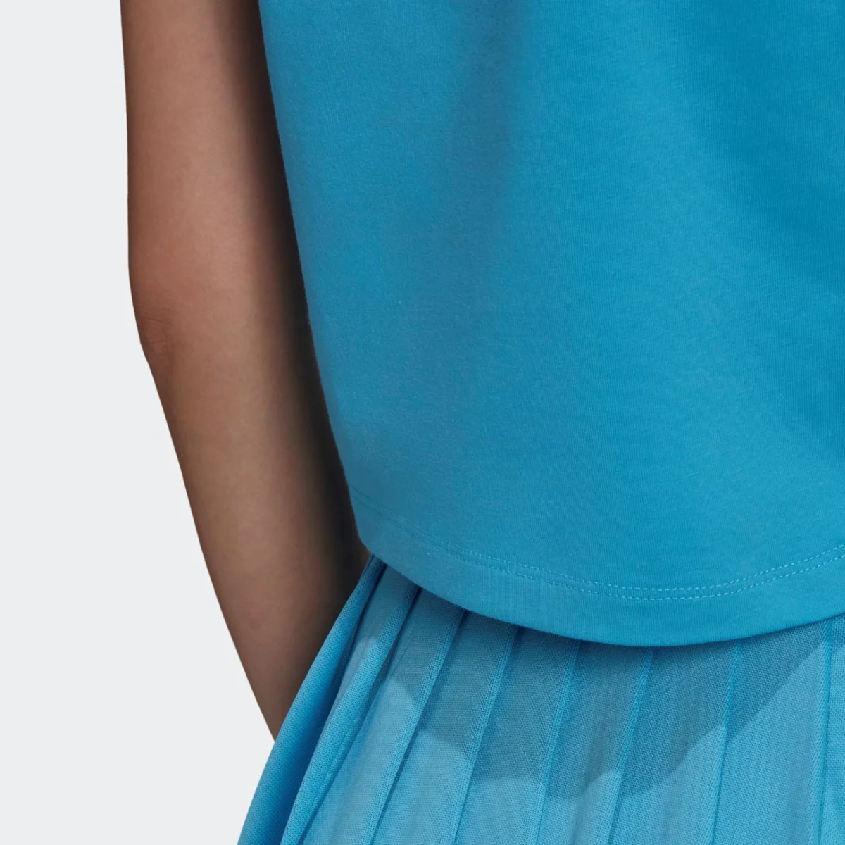 hc2035_app_on-model_detail-2_gradient-huge-665779d1d4106
