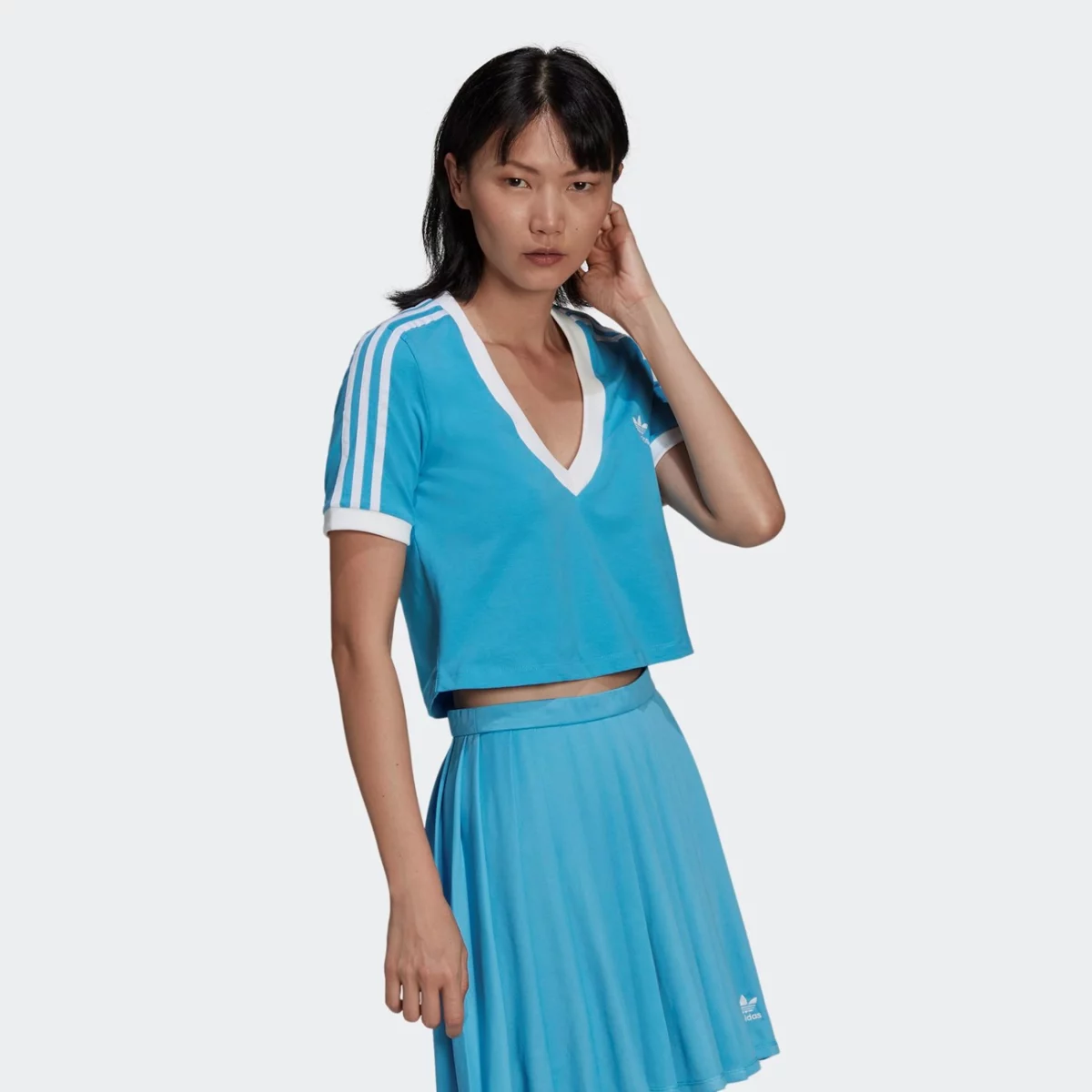 hc2035_app_on-model_walking_gradient-huge-665779cebf14c